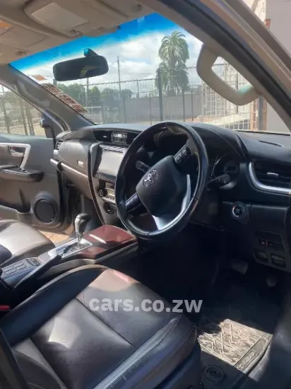 Picture of SUV Toyota Fortuner
