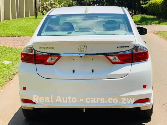 Picture of Honda Grace 2015
