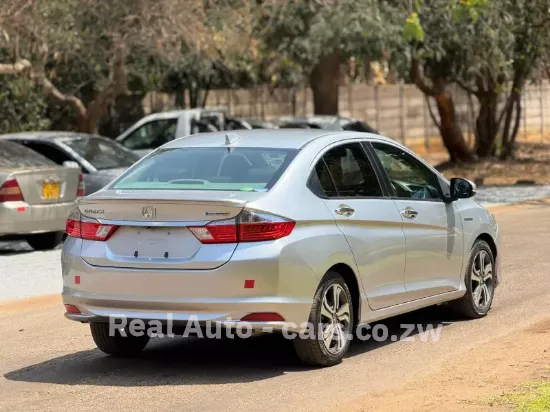 Picture of Honda Grace 2015