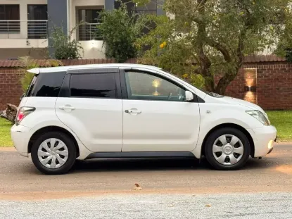 Picture of Toyota IST 2005