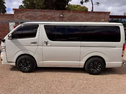 Picture of Toyota Quantum 2013