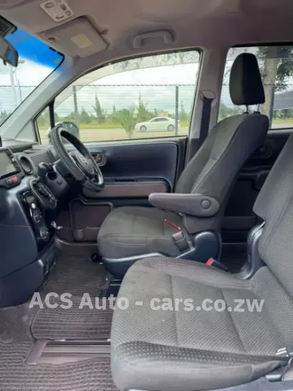 Picture of Toyota Porte 2016