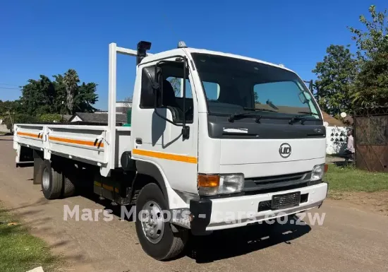 Picture of Nissan UD40 2015