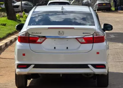 Picture of Honda Grace 2018