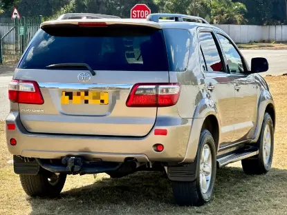 Picture of Toyota Fortuner 2011