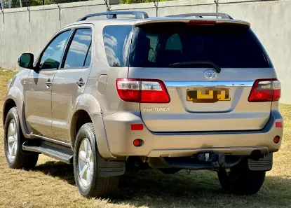 Picture of Toyota Fortuner 2011