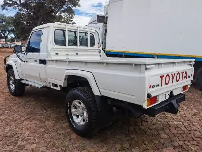 Picture of Toyota land-cruiser 2013