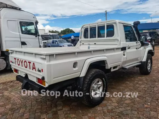 Picture of Toyota land-cruiser 2013