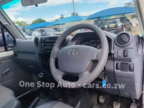 Picture of Toyota land-cruiser 2013