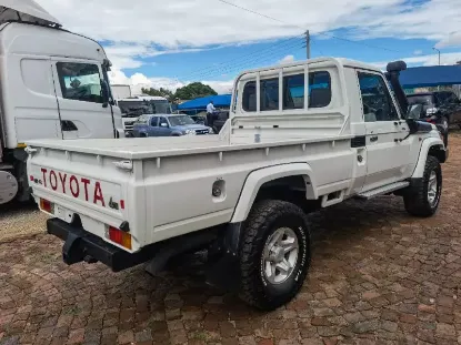 Picture of Toyota land-cruiser 2013