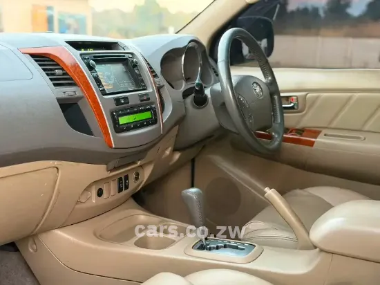 Picture of Toyota Fortuner 2010