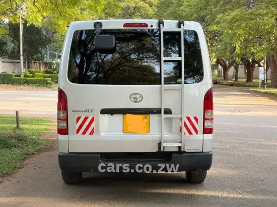 Picture of Toyota Regius 2018
