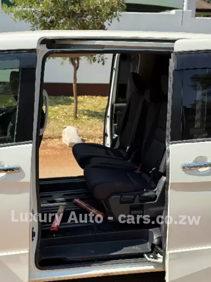Picture of Nissan Serena 2017
