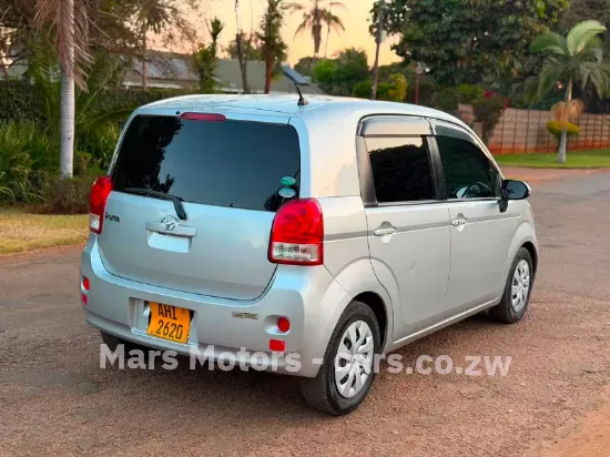 Picture of Toyota Porte 2015