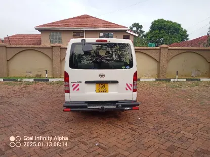 Picture of Toyota Hiace 10 seater (baby quantum)