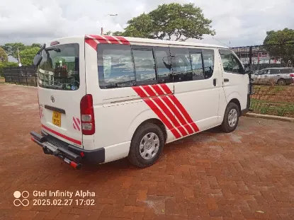 Picture of Toyota Hiace 10 seater (baby quantum)
