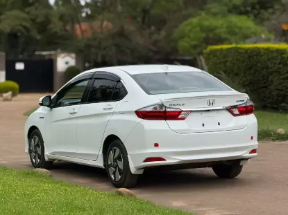 Picture of Honda Grace 2016