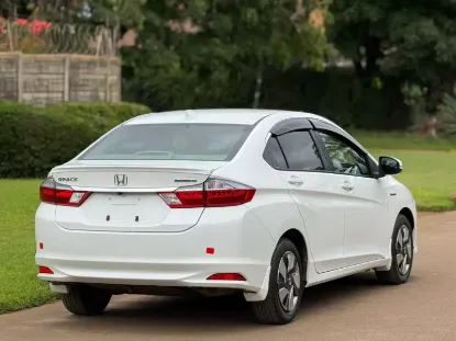 Picture of Honda Grace 2016