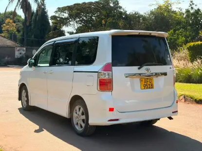 Picture of Toyota Noah 2008