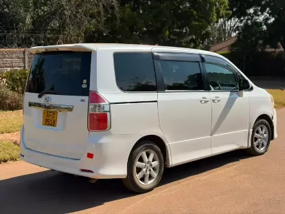Picture of Toyota Noah 2008