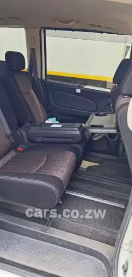 Picture of Nissan Serena 2013