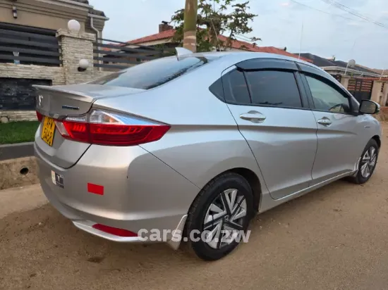 Picture of Honda Grace 2015