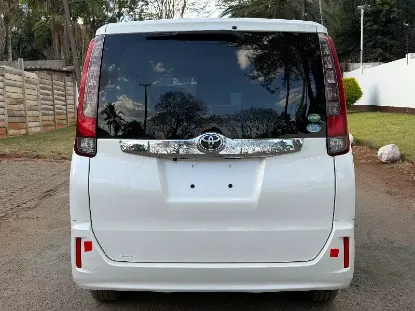 Picture of Toyota Noah 2017